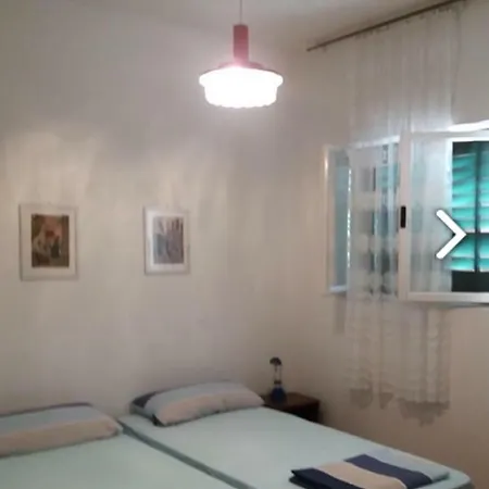 House Selak Stoncica 4, Vis Vis